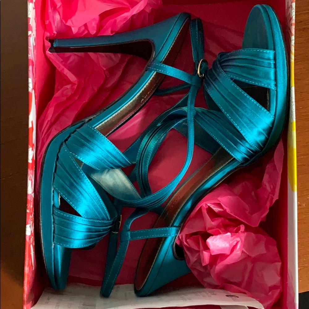 COPY - WOMANS SIZE 9.5 HEELS